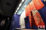 展览展出的“日本和服”展品吸引参观者。　瞿宏伦 摄 - 西安网