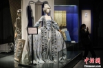 展览展出的“欧洲巴尼尔礼服裙(复制品)”。　瞿宏伦 摄 - 西安网