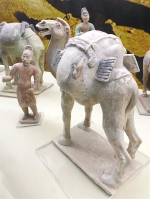 载物骆驼俑：在唐代丝路上“微笑” - 西安网