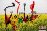 游客在万安县百嘉镇廓埠村的油菜花田里游玩。　邱哲 　摄 - 西安网