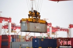 4月27日，上海洋山港，岸桥起重机正在装卸货物。　田雨昊 摄 - 西安网