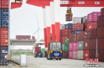 4月27日，上海洋山深水港，无人搬运车正在运送货物。 中新社记者 田雨昊 摄 - 西安网