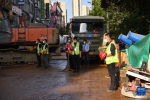 搜救人员向长沙居民自建房倒塌事故遇难者默哀 - 西安网