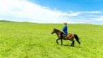 摄图网_502367966_banner_蓝天白云草原上骑马的蒙古人（企业商用）.jpg - 西安网