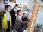 △李辉在教学生绘画 - 西安网