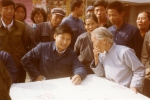 这是1983年，时任河北正定县委书记的习近平（前排居中），临时在大街上摆桌子听取老百姓意见。 - 西安网