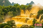亚洲第一跨国瀑布呈现“黄金瀑布”壮观景象 - 西安网