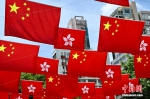 （庆祝香港回归祖国25周年）香港尖沙咀栢丽购物大道挂国旗及区旗庆回归 - 西安网