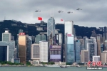 7月1日早晨，香港特区政府庆祝香港回归祖国25周年升旗仪式在金紫荆广场举行，分别悬挂五星红旗和香港区旗的直升机编队飞过维港上空。中新社记者 张炜 摄 - 西安网