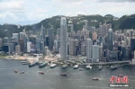 6月29日，香港有渔船挂上庆回归标语于维多利亚港巡游，庆祝香港回归祖国25周年。中新社记者 李志华 摄 - 西安网