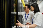 3  位于贵安新区的中国电信云计算贵州信息园，是中国电信南方数据基地，规划5万个机架，80万台服务器能力，目前已具备超过10000G的互联网出口能力。图为工作人员在机房巡检。(1).jpg - 西安网