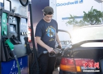 资料图：当地时间6月11日，一名车主在美国加州圣马特奥县一家加油站为车辆加油。美国汽车协会的数据显示，当天全美平均汽油价格升至每加仑5.004美元（1加仑约为3.7升）。这是美国历史上平均汽油价格首次突破5美元，而一年前这一数据仅为3.077美元。 中新社记者 刘关关 摄 - 西安网