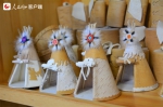 当地妇女使用皮毛和白桦树皮等手工制作的鄂温克族传统民居“撮罗子”摆件。人民网孟丽媛摄 - 西安网