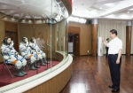 2013年6月11日，习近平总书记来到酒泉卫星发射中心航天员公寓问天阁，为即将出征的航天员壮行。 - 西安网