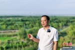 潼关县湿地保护中心主任刘鹏接受采访。黄钰涵 摄 - 西安网