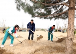 2022年3月30日，习近平等党和国家领导人来到北京市大兴区黄村镇参加首都义务植树活动。这是习近平同大家一起植树。 - 西安网