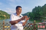 图为南沟村党支部书记白涛接受采访。　黄钰涵 摄 - 西安网