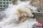 浙江台州：台风“轩岚诺”逼近 沿海掀起惊涛巨浪 - 西安网