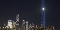“9·11”纪念日前夕 美国纽约点亮蓝色光柱 - 西安网
