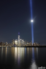 “9·11”纪念日前夕 美国纽约点亮蓝色光柱 - 西安网