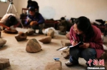 在西藏昌都芒康县扎金玛尼做石刻调查。　受访者提供 - 陕西新闻
