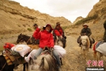 在西藏阿里札达县象泉河流域考古调查。　受访者提供 - 陕西新闻