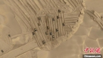 大型推土机沙漠里鏖战 新疆“死亡之海”将再添新通道 - 西安网