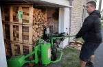21日，法国一家能源公司的员工在为客户送木柴。（法新社） - 西安网