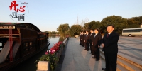 2017年10月31日，习近平等从上海来到浙江嘉兴南湖边，瞻仰复建的南湖红船，并参观了南湖革命纪念馆。 - 西安网