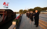 2017年10月31日，习近平等从上海来到浙江嘉兴南湖边，瞻仰复建的南湖红船，并参观了南湖革命纪念馆。 - 西安网