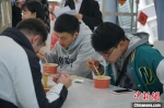 多国留学生在广西柳州被螺蛳粉“圈粉” - 西安网
