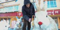 雪雕兔成“网红” 新疆大叔21年用雪雕传扬生肖文化 - 西安网