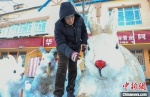 雪雕兔成“网红” 新疆大叔21年用雪雕传扬生肖文化 - 西安网