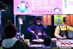 陈人泽正在做“蚵仔煎”。　吕明 摄 - 西安网