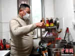 陈人泽正在制作“蚵仔煎”秘制酱汁。　吕明 摄 - 西安网