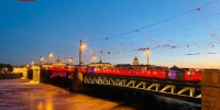 俄罗斯圣彼得堡冬宫桥点亮“中国红”喜迎兔年 - 西安网