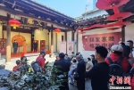 新春佳节，福建京剧院举行以“红色经典大家唱 传统经典大家学”为主题的快闪演出。　福建京剧院供图 - 西安网