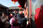 2019年2月1日，习近平总书记在北京前门东区草厂四条胡同32号院，高兴地拿起一幅“福”字，亲自贴到门上，给这里的老街坊们拜年。 - 西安网