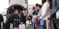 中国优化出入境政策后首批中国游客抵柬埔寨西港，柬高官说中文欢迎 - 西安网