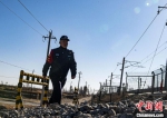 甘肃铁警用“铁脚板”丈量铁路线安全 - 西安网