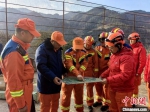 图为消防救援人员研判地形进行搜救部署。　云南省消防救援总队供图 - 西安网