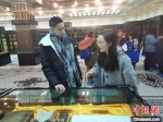 图为冬令营期间，徐泽中(左一)正在内蒙古大学与学生交流。　傅雅鑫 摄 - 西安网