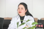 江西省妇幼保健院产科副主任、主任医师余腊梅接受记者采访。　刘力鑫 摄 - 西安网