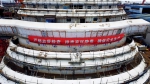 2022年8月3日，在中国船舶集团旗下上海外高桥造船有限公司，工作人员在中国首制大型邮轮外部进行施工。摄影/本刊记者 殷立勤 - 西安网