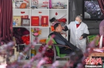 长沙71岁老人为报恩开“3元理发店” 19年不涨价 - 西安网