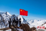 新疆移民管理警察踏雪巡边 - 西安网