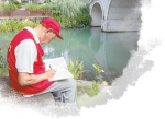 胡福庆在巡河时记录河流水质和环境状况。  贺勋毅摄（人民视觉） - 西安网