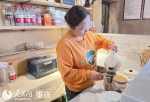 青村茶舍的陈燕正在泡茶。    人民网 胡虹摄 - 西安网