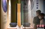 游客“五一”假期走进粤博看铜镜千年发展史 - 西安网