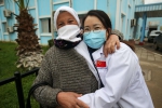 2023年2月27日，在阿尔及利亚艾因迪夫拉，63岁的阿里里·赫依拉（左）到医院感谢中国援阿医疗队医生李洪玲。 - 西安网